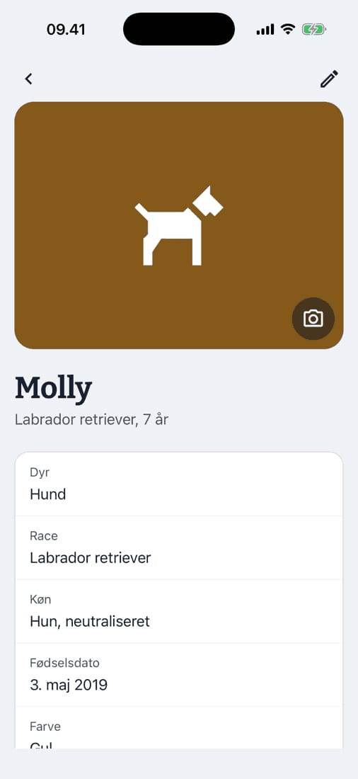 Skærmbillede fra appen Mindyrebog: siden for labradoren Molly med felterne dyr, race, køn og fødselsdato som linjer under hinanden.