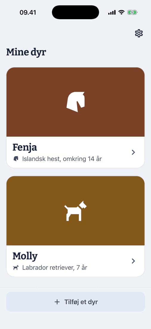 Skærmbillede fra appen Mindyrebog: forsiden Mine dyr med den islandske hest Fenja og labradoren Molly, hver med sin farve og sit ikon.