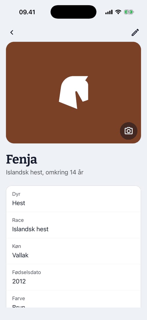 Skærmbillede fra appen Mindyrebog: siden for den islandske hest Fenja med felterne dyr, race, køn (vallak) og fødselsår som linjer under hinanden.
